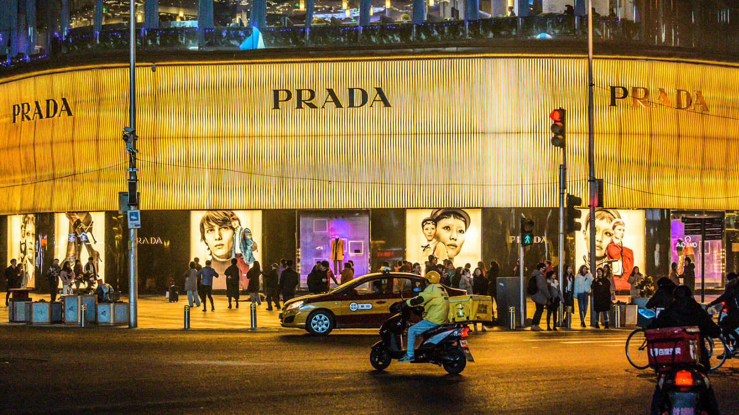 Il rapporto di Miuccia Prada con Milano: cosa ha portato alla